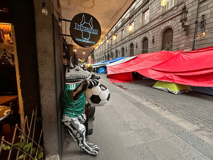 Lều trại của các giáo viên biểu tình đang chiếm một không gian rất lớn ở trung tâm Mexico City. 