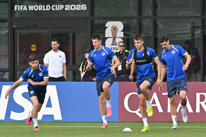Đội tuyển Bosnia-Herzegovina thể hiện sự tập trung cao độ trên sân tập trước trận ra quân World Cup 2026 gặp đội tuyển đồng chủ nhà Canada. Ảnh: AP