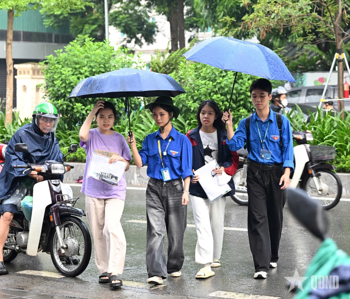 Tình nguyện viên hỗ trợ thí sinh vào điểm thi.