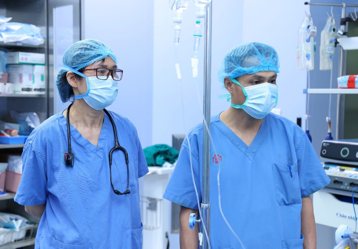 PGS, TS Nguyễn Minh Lý trực tiếp chỉ đạo và tham gia các ca ghép tạng.