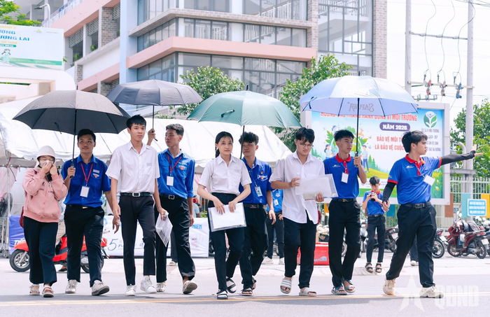  Hỗ trợ thí sinh qua đường vào điểm thi.