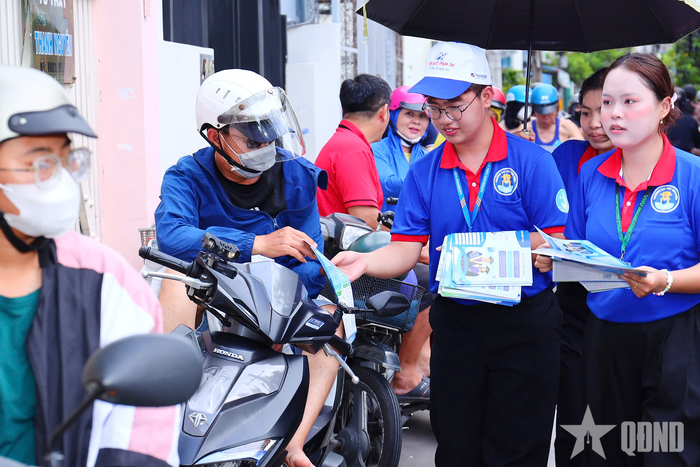  Phát tờ rơi công tác tuyển sinh đại học, cao đẳng 2026.