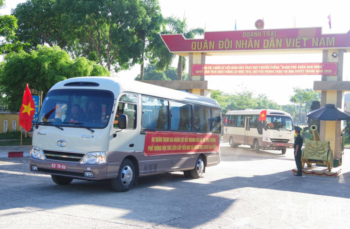 Cán bộ, chiến sĩ xuất quân làm nhiệm vụ tại xã A Lưới 4. 