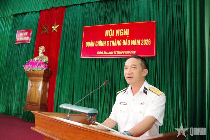  Đại tá Nguyễn Hồng Chinh, Bí thư Đảng ủy, Chính ủy Trung tâm Huấn luyện Vùng 4 Hải quân quán triệt Nghị quyết. 