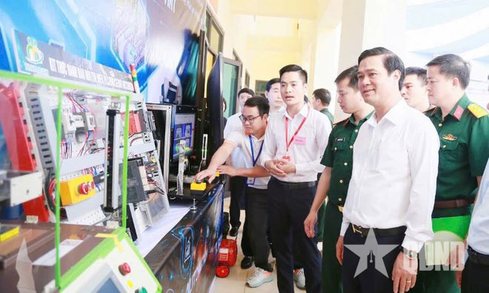 Đồng chí Lê Xuân Lợi, Phó chủ tịch UBND tỉnh Bắc Ninh tham quan mô hình trang thiết bị đào tạo của doanh nghiệp tại Trường Cao đẳng nghề số 1 - Bộ Quốc phòng. Ảnh: TRUYỀN THÔNG