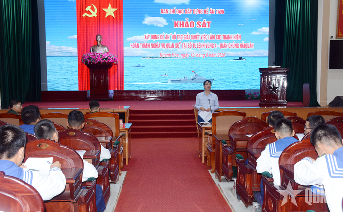  Đại diện Công ty Cổ phần Sông Đà 5 thông tin nhu cầu tuyển dụng và các chế độ đãi ngộ dành cho bộ đội xuất ngũ tại buổi khảo sát.