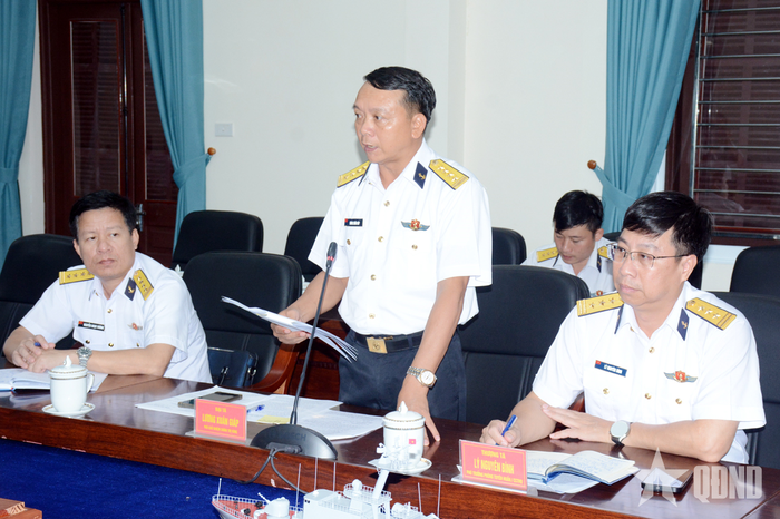  Đại tá Lương Xuân Giáp, Phó chủ nhiệm Chính trị Vùng 4 Hải quân báo cáo các nội dung liên quan với đoàn khảo sát. 