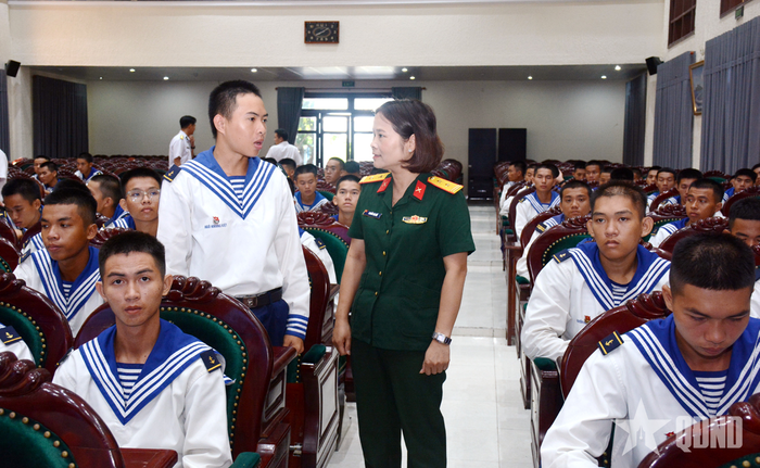  Cán bộ đoàn khảo sát nắm bắt nguyện vọng, nhu cầu việc làm sau khi xuất ngũ của chiến sĩ Vùng 4 Hải quân.
