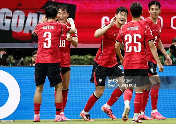 Các cầu thủ Hàn Quốc ăn mừng sau bàn thắng vào lưới Cộng hòa Séc. Ảnh: Getty