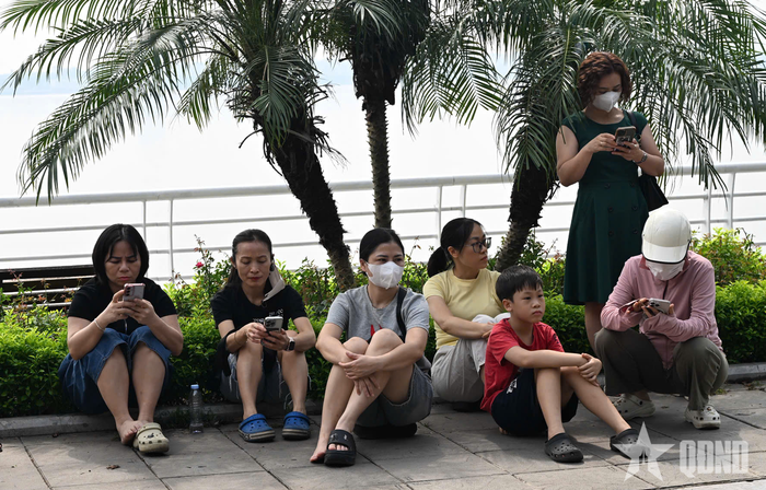  Bên ngoài cổng trường, nhiều phụ huynh thấp thỏm chờ đợi, dõi theo từng phút giây làm bài của con em với niềm hy vọng về một kết quả tốt. 