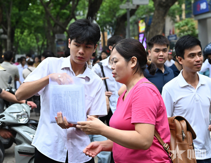  Trước giờ làm bài, nhiều phụ huynh không giấu được sự lo lắng khi liên tục dặn dò con em giữ tâm lý thoải mái, kiểm tra kỹ giấy tờ và những vật dụng cần thiết trước khi bước vào phòng thi. 