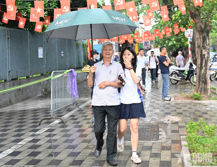 Giữa dòng người tấp nập đưa con em đến điểm thi, hình ảnh một người ông tóc đã bạc trắng đưa cháu đến dự Kỳ thi tốt nghiệp THPT 2026 gây xúc động.