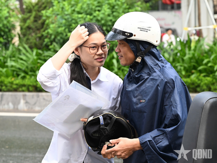  Những lời động viên, cổ vũ, dặn dò đầy yêu thương từ phụ huynh tiếp thêm động lực, giúp các thí sinh vững tin và giữ tâm lý thoải mái trước khi bước vào phòng thi. 