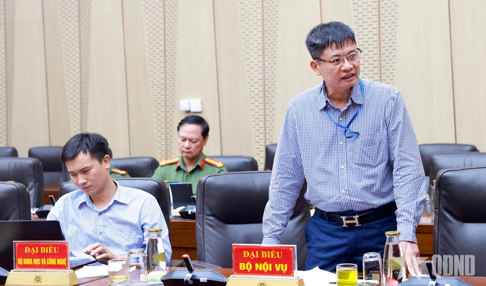 Đại diện Bộ Nội vụ đóng góp ý kiến tại hội nghị.