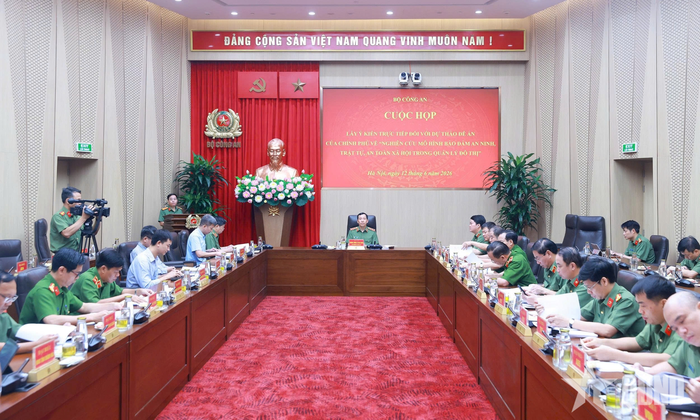 Quang cảnh hội nghị lấy ý kiến trực tiếp về dự thảo Đề án của Chính phủ “Nghiên cứu mô hình bảo đảm an ninh, trật tự, an toàn xã hội trong quản lý đô thị”.