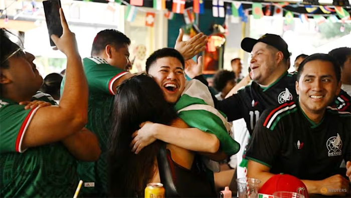 Người hâm mộ Mexico ăn mừng chiến thắng trong một quán bar ở New York, Mỹ. Ảnh: Reuters 