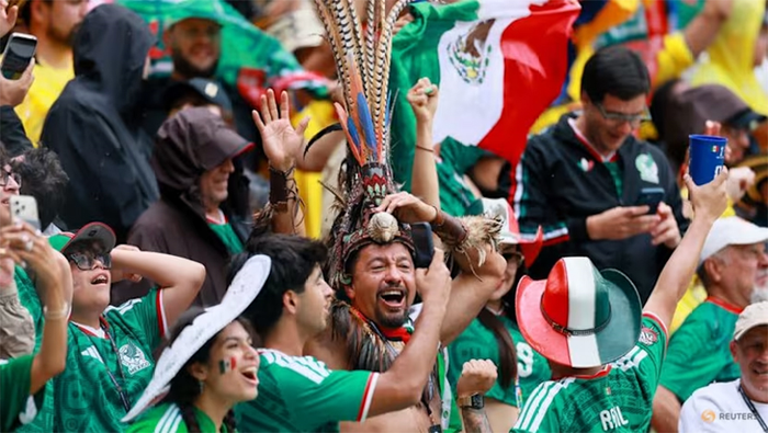 Trên khán đài, cổ động viên Mexico vỡ òa trước chiến thắng của đội nhà. Ảnh: Reuters