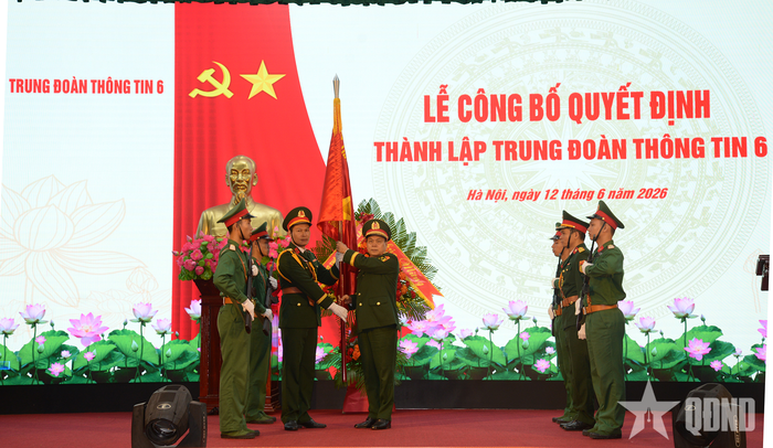 Thiếu tướng Nguyễn Hồng Phong trao Quân kỳ Quyết thắng tặng Trung đoàn Thông tin 6.
