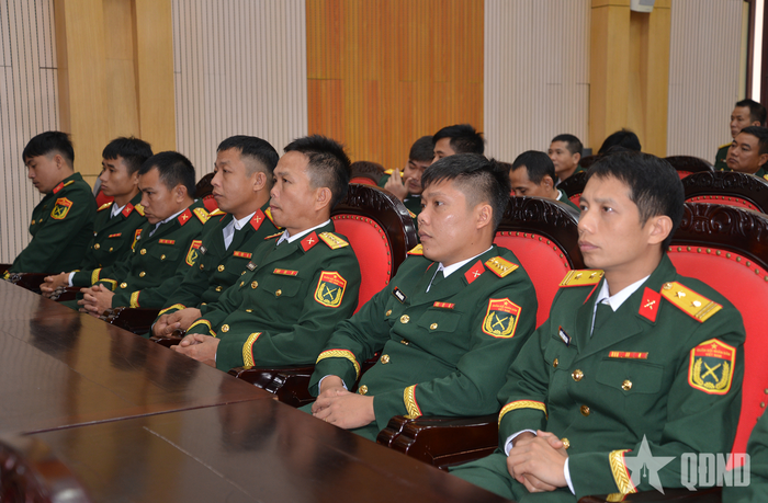 Các đại biểu tham dự buổi lễ.