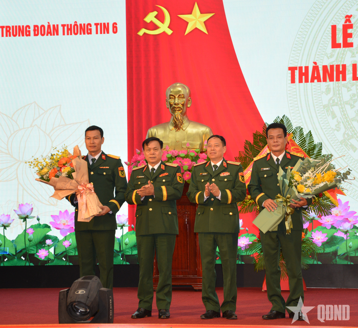 Lãnh đạo Bộ tư lệnh Pháo binh-Tên lửa chúc mừng Trung đoàn Thông tin 6.