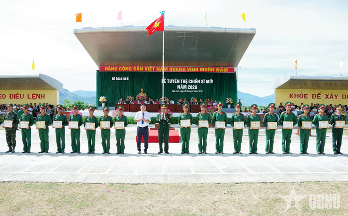 Sư đoàn 31 (Quân đoàn 34) trao giấy khen tặng các chiến sĩ mới.