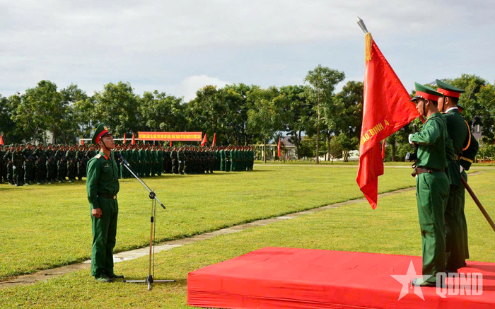 Chiến sĩ mới Trung đoàn Pháo binh 4 (Sư đoàn 10, Quân đoàn 34) tuyên thệ.