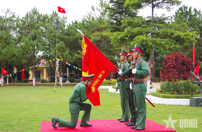Chiến sĩ mới Trung đoàn Thông tin 29 (Quân đoàn 34) thực hiện nghi thức tuyên thệ.