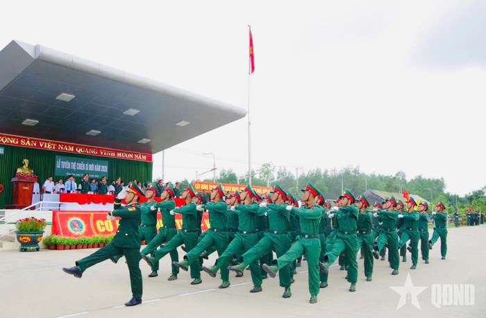 Duyệt đội ngũ tại lễ tuyên thệ chiến sĩ mới của Trung đoàn 3 (Sư đoàn 9, Quân đoàn 34).