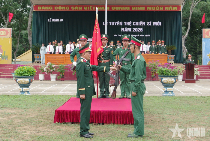 Lữ đoàn Pháo binh 40 (Quân đoàn 34) trao súng cho chiến sĩ mới.