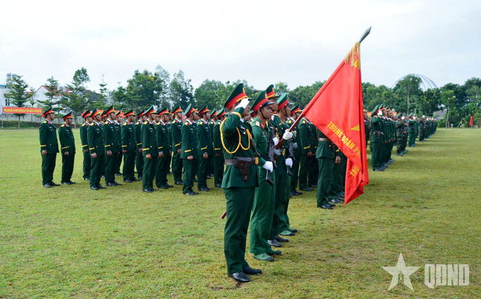 Lễ tuyên thệ chiến sĩ mới của Trung đoàn Pháo binh 4 (Sư đoàn 10, Quân đoàn 34).