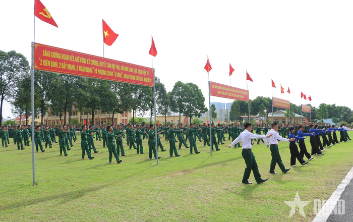 Chiến sĩ mới Lữ đoàn Pháo binh 434 (Quân đoàn 34) và các bạn đoàn viên, thanh niên địa phương tại lễ tuyên thệ.