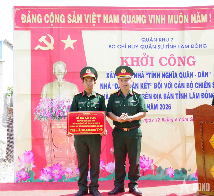  Trao kinh phí hỗ trợ xây nhà tặng gia đình Đại úy Mai Duy Mến tại lễ khởi công-Ảnh: Trúc Mai