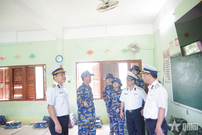 Đoàn công tác Học viện Hải quân kiểm tra nơi ở và sinh hoạt của bộ đội.
