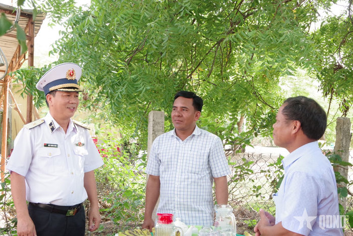 Chuẩn đô đốc Ngô Thành Công trao đổi với các cán bộ địa phương tại điểm xây nhà thôn Suối Đá.