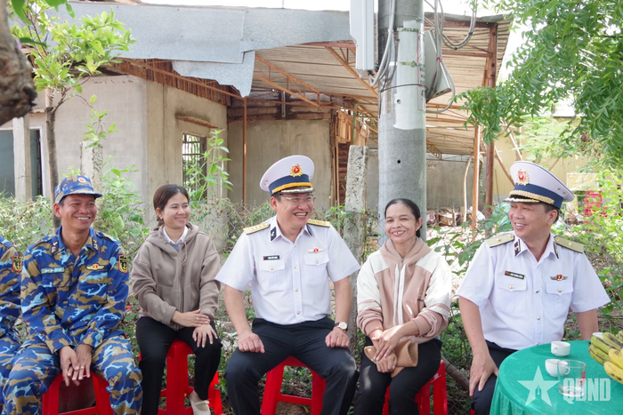 Gia đình chị Đá Mài Nghin (thôn Suối Đá) chia sẻ niềm vui khi được bộ đội hỗ trợ xây nhà ở.