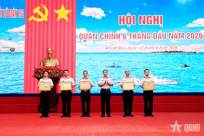 Đại tá Đỗ Minh trao Bằng khen của Bộ Quốc phòng, Quân chủng tặng các cá nhân. 