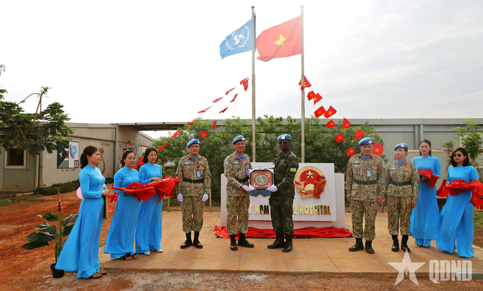 Chỉ huy lực lượng Liên hợp quốc tại Bentiu đến chúc mừng Bệnh viện dã chiến cấp 2 số 4 khánh thành cột cờ dịp kỷ niệm 133 năm Ngày sinh Chủ tịch Hồ Chí Minh (19-5-1890/19-5-2023).