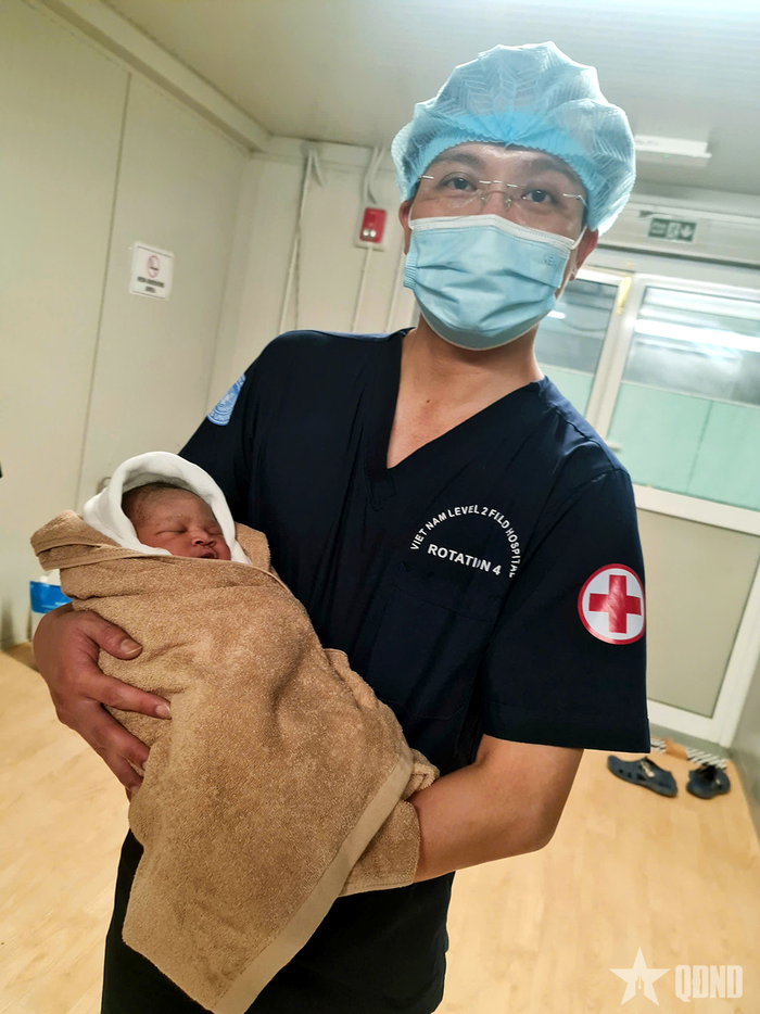 Niềm vui vỡ òa khi cháu bé cất tiếng khóc chào đời ngay tại bệnh viện dã chiến.