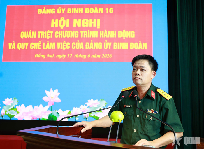 Đại tá Lại Văn Tuấn, Chủ nhiệm Chính trị Binh đoàn 16 quán triệt Quy chế lãnh đạo công tác bảo vệ an ninh Quân đội và công tác dân vận của Đảng ủy Binh đoàn.