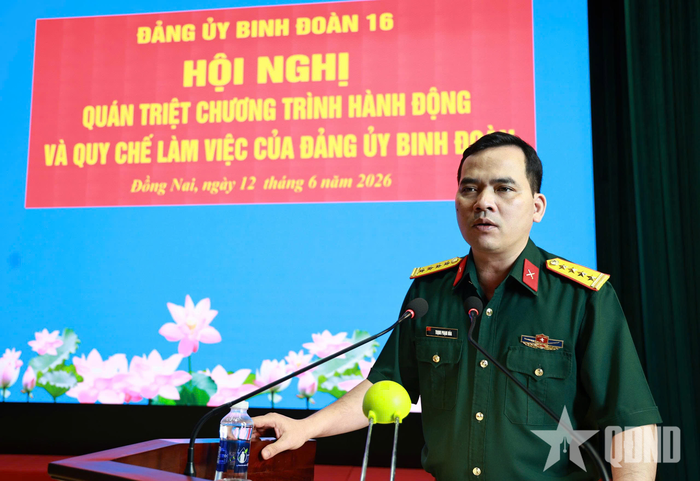 Đại tá Trịnh Phạm Hòa phát biểu tại hội nghị.