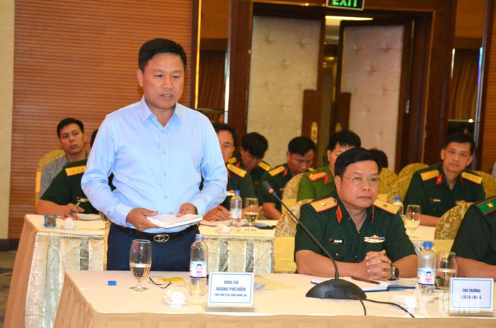 Đồng chí Hoàng Phú Hiền, Phó chủ tịch Ủy ban nhân dân tỉnh Nghệ An phát biểu tại buổi họp đoàn.