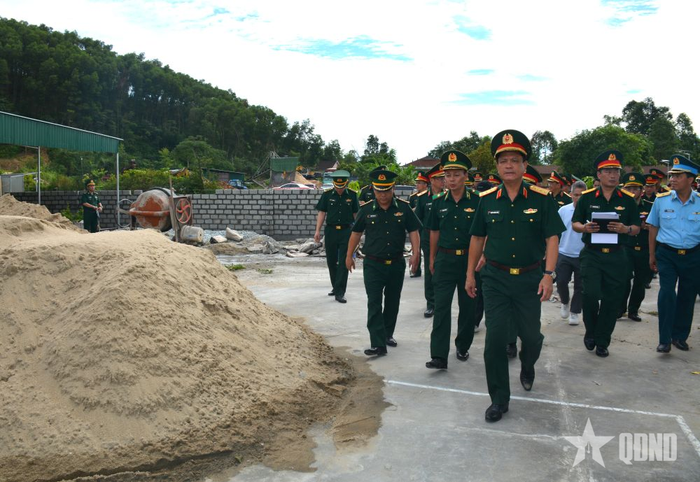 Đoàn khảo sát tại Nhà văn hóa thôn Thủy Phong, địa điểm dự kiến tổ chức sơ kết kết nghĩa cụm dân cư hai bên biên giới. 