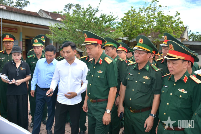 Đoàn khảo sát khu vực dự kiến khởi công Trường Mầm non Thanh Hà do Bộ Quốc phòng hỗ trợ xây dựng tặng địa phương.
