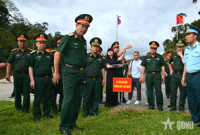 Thượng tướng Nguyễn Trường Thắng khảo sát vị trí trồng cây lưu niệm. 
