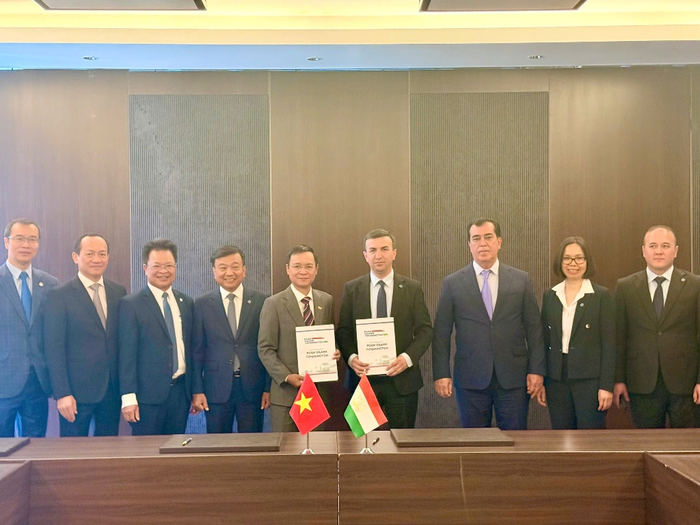 Đại diện Đường sắt Việt Nam và Tajikistan ký kết biên bản ghi nhớ hợp tác. 