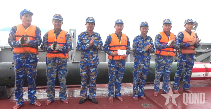  Thủ trưởng Lữ đoàn 161 động viên bộ đội sau khi hoàn thành tốt nhiệm vụ. 