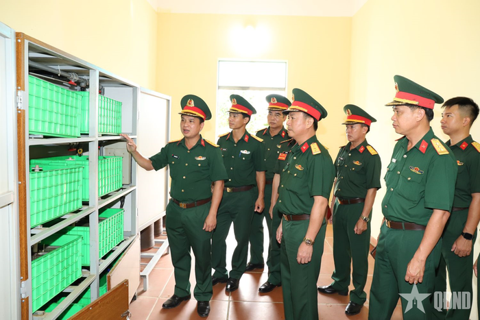 Các đại biểu dự bế mạc tham quan mô hình sáng kiến máy làm giá đỗ tự động của Sư đoàn 308.