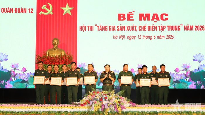 Thiếu tướng Lê Văn Phan trao thưởng cho các đơn vị đạt kết quả cao trong hội thi.