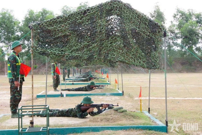Tận tình hướng dẫn bộ đội trong huấn luyện. 