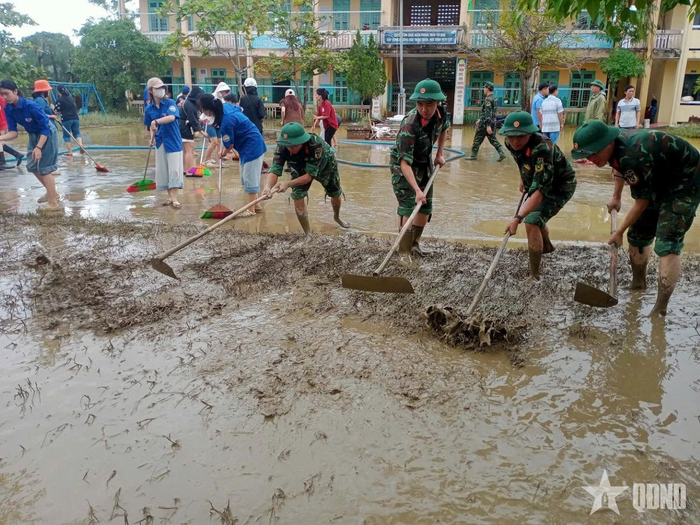  Bộ đội sát cánh cùng chiến sĩ giúp các địa phương khắc phục hậu quả mưa bão.